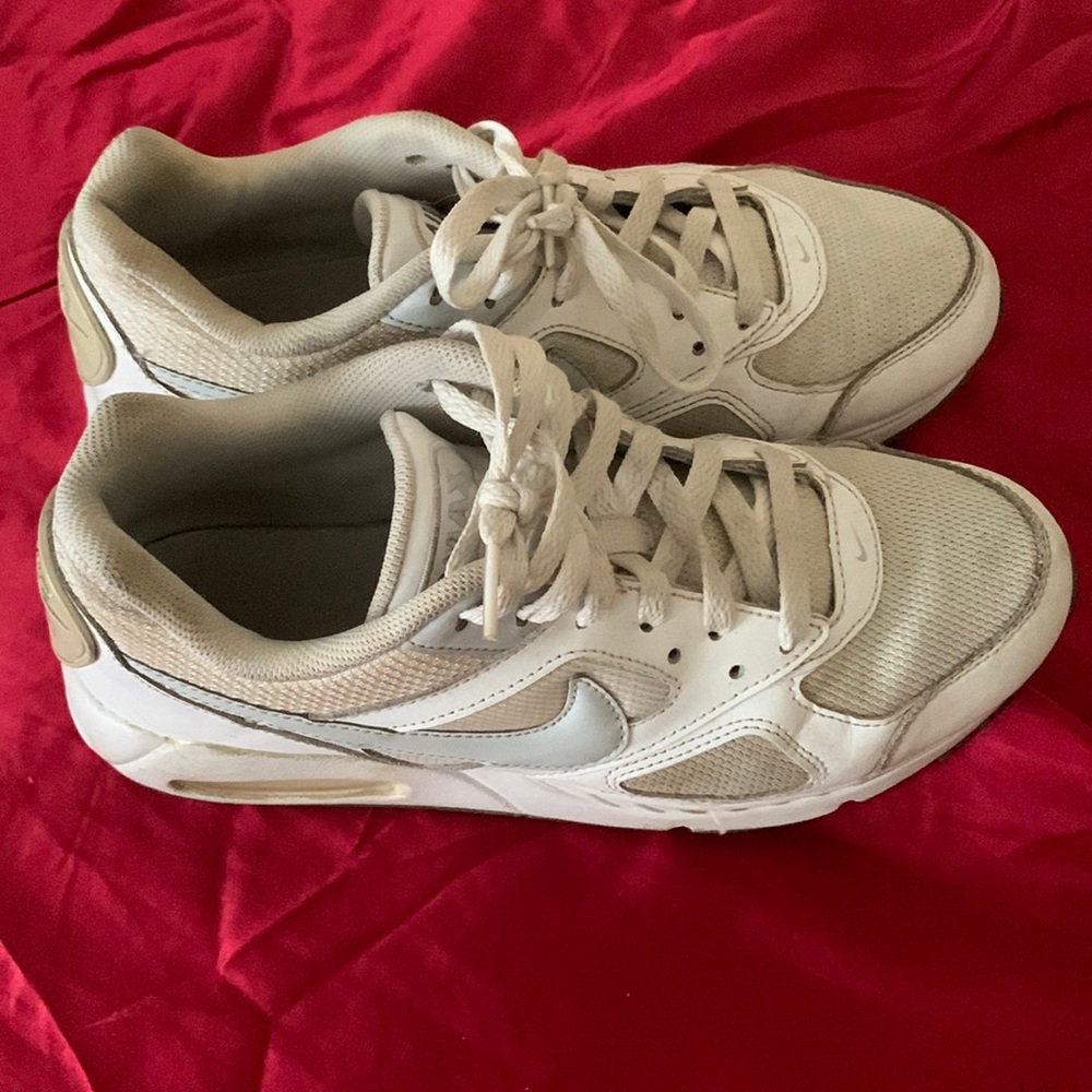 NIKE AIR MAX- USED WOMENS 8.5